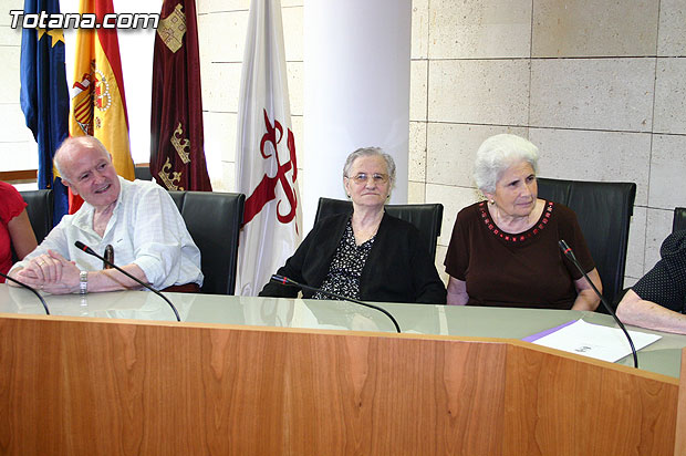 Autoridades municipales reciben en el ayuntamiento a los usuarios y profesionales del Servicio de Estancias Diurnas de Alzheimer de Totana - 10