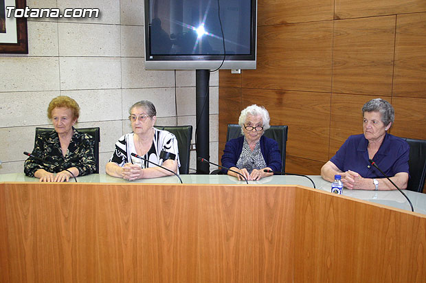 Autoridades municipales reciben en el ayuntamiento a los usuarios y profesionales del Servicio de Estancias Diurnas de Alzheimer de Totana - 5