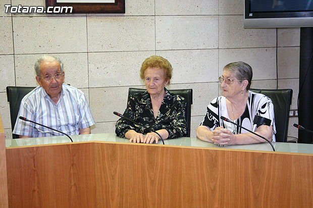 Autoridades municipales reciben en el ayuntamiento a los usuarios y profesionales del Servicio de Estancias Diurnas de Alzheimer de Totana - 6