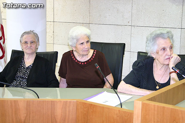 Autoridades municipales reciben en el ayuntamiento a los usuarios y profesionales del Servicio de Estancias Diurnas de Alzheimer de Totana - 11