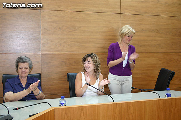 Autoridades municipales reciben en el ayuntamiento a los usuarios y profesionales del Servicio de Estancias Diurnas de Alzheimer de Totana - 14