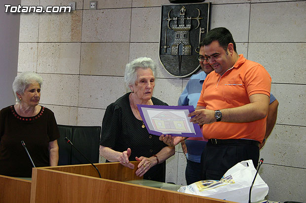 Autoridades municipales reciben en el ayuntamiento a los usuarios y profesionales del Servicio de Estancias Diurnas de Alzheimer de Totana - 17