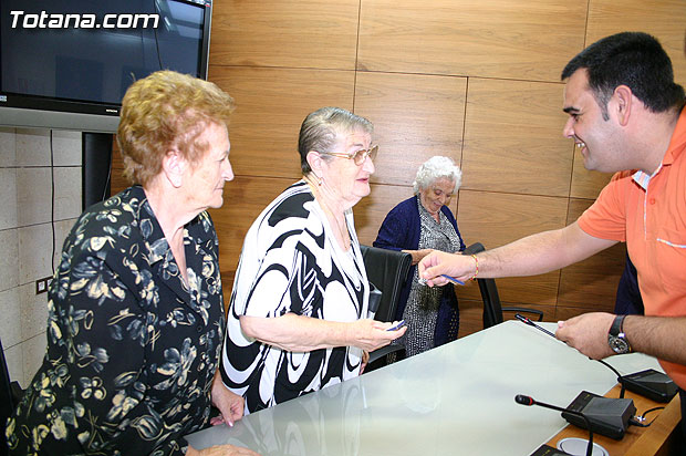 Autoridades municipales reciben en el ayuntamiento a los usuarios y profesionales del Servicio de Estancias Diurnas de Alzheimer de Totana - 19