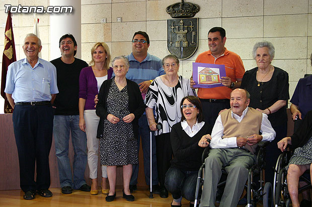 Autoridades municipales reciben en el ayuntamiento a los usuarios y profesionales del Servicio de Estancias Diurnas de Alzheimer de Totana - 24