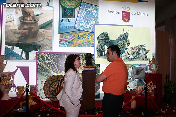 Autoridades municipales visitan los expositores artesanos de Totana que participan en la XXV Feria de Artesana de la Regin de Murcia (Feramur) - 4