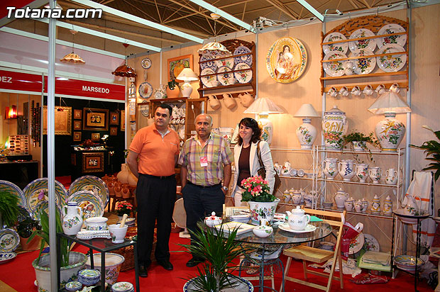 Autoridades municipales visitan los expositores artesanos de Totana que participan en la XXV Feria de Artesana de la Regin de Murcia (Feramur) - 5