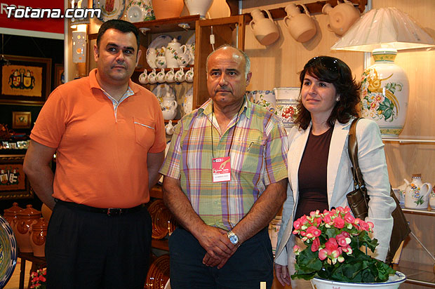 Autoridades municipales visitan los expositores artesanos de Totana que participan en la XXV Feria de Artesana de la Regin de Murcia (Feramur) - 6