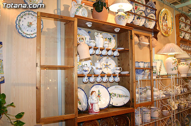 Autoridades municipales visitan los expositores artesanos de Totana que participan en la XXV Feria de Artesana de la Regin de Murcia (Feramur) - 7