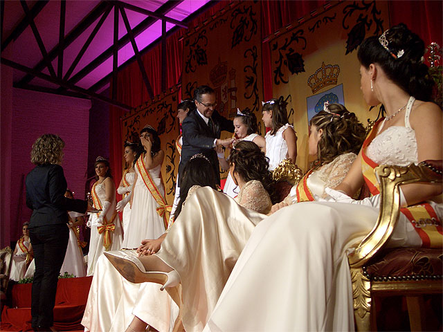 Santomera hace frente a la lluvia para volcarse con las Reinas de sus Fiestas - 1, Foto 1