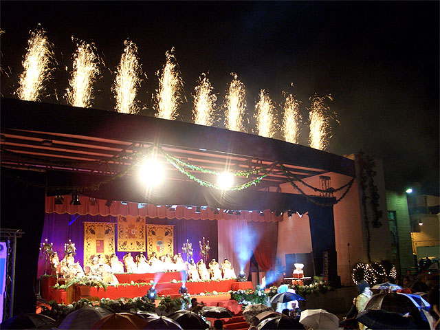 Santomera hace frente a la lluvia para volcarse con las Reinas de sus Fiestas - 3, Foto 3