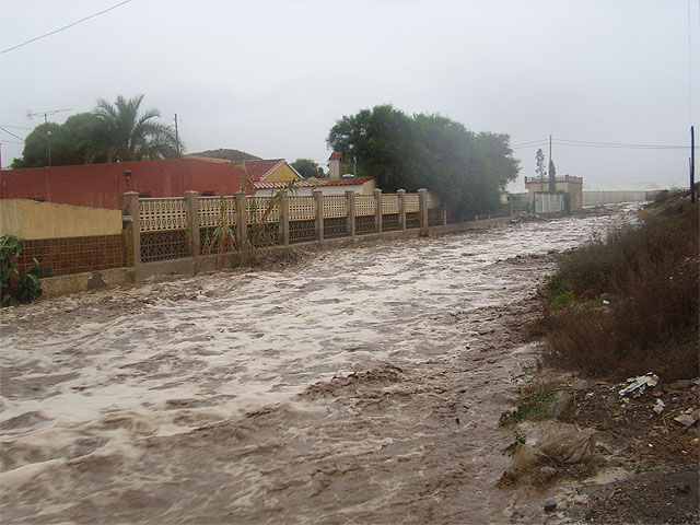 El Ayuntamiento reitera su petición a Costas para que suprima los bolardos que situó en Calnegre y que taponaron la salida de la rambla en el último temporal - 1, Foto 1