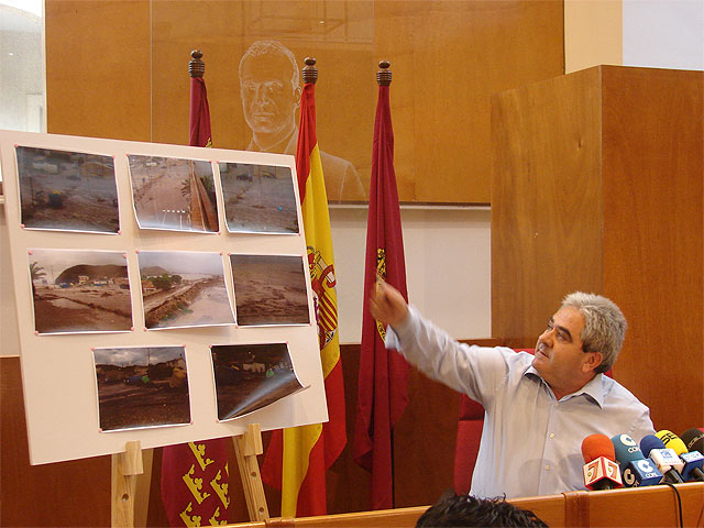El Ayuntamiento reitera su petición a Costas para que suprima los bolardos que situó en Calnegre y que taponaron la salida de la rambla en el último temporal - 2, Foto 2