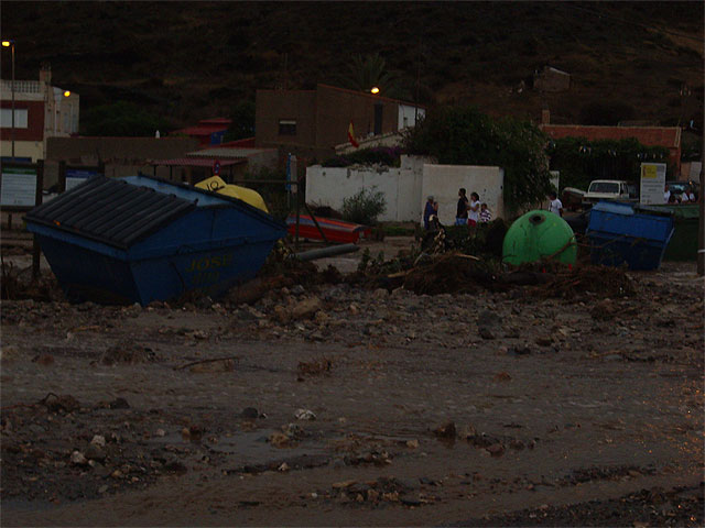 El Ayuntamiento reitera su petición a Costas para que suprima los bolardos que situó en Calnegre y que taponaron la salida de la rambla en el último temporal - 3, Foto 3