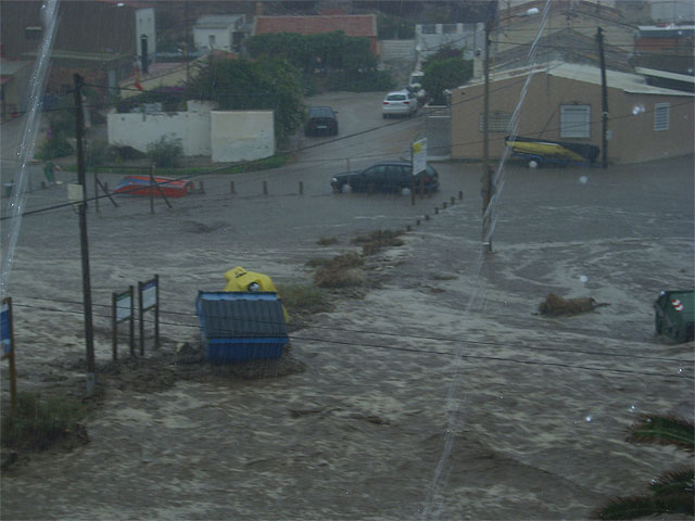 El Ayuntamiento reitera su petición a Costas para que suprima los bolardos que situó en Calnegre y que taponaron la salida de la rambla en el último temporal - 4, Foto 4