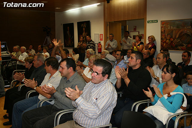 El Pleno rinde un homenaje al agente de la Polícia Local fallecido recientemente, Foto 3