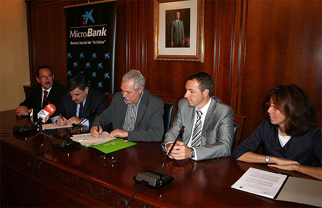 El Ayuntamiento y MicroBank firman el convenio para conceder los microcréditos - 1, Foto 1