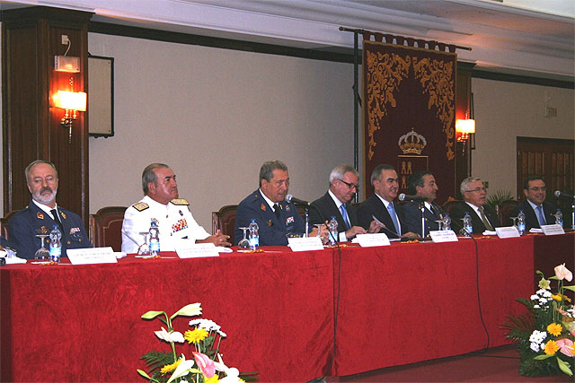 Valcárcel evoca los fuertes vínculos que unen a la aviación militar española con la Región - 2, Foto 2