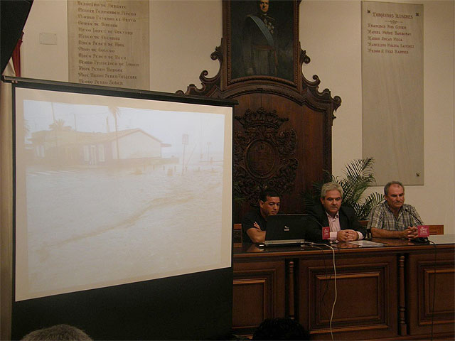 El Ayuntamiento y los vecinos exigen a Costas que tome nota de los perjuicios ocasionados por los bolardos que instaló en la salida de la rambla de Puntas de Calnegre - 1, Foto 1