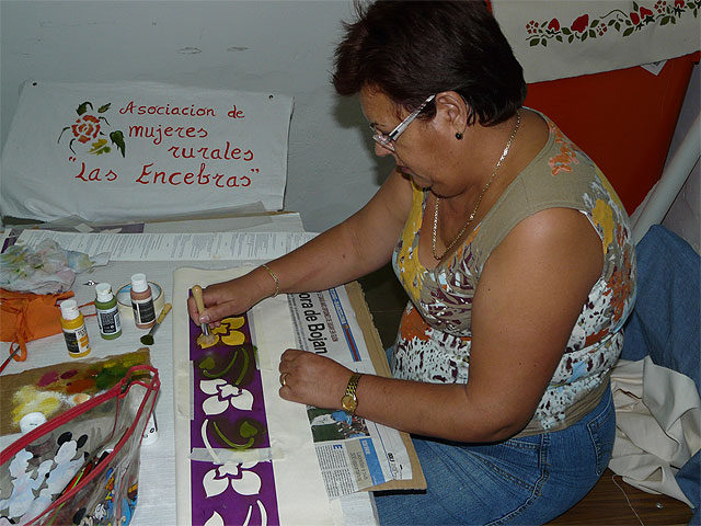 Veinte mujeres han participado en un curso de pintura en telas celebrado en Las Encebras - 2, Foto 2