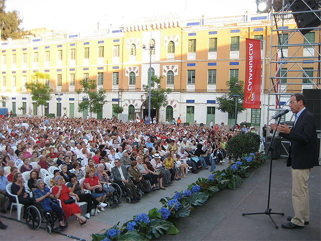 Más de 4.000 personas asisten a la verbena de los mayores - 1, Foto 1