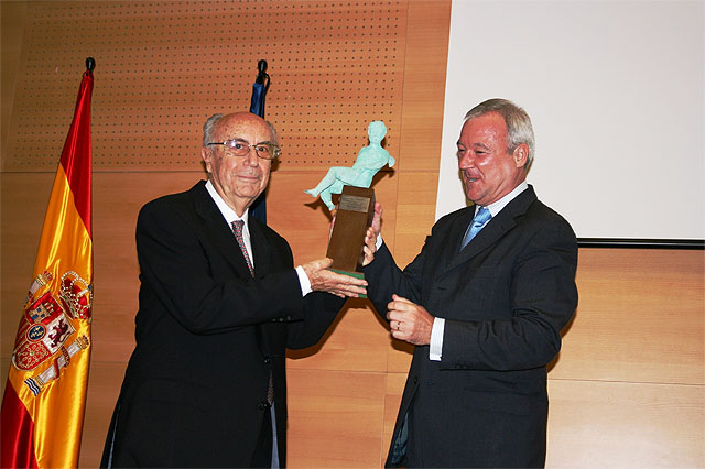 El presidente elogia la figura de Pérez Crespo, galardonado con el premio ‘Mayor del Año’, por su aportación a la historia política de la Región - 1, Foto 1