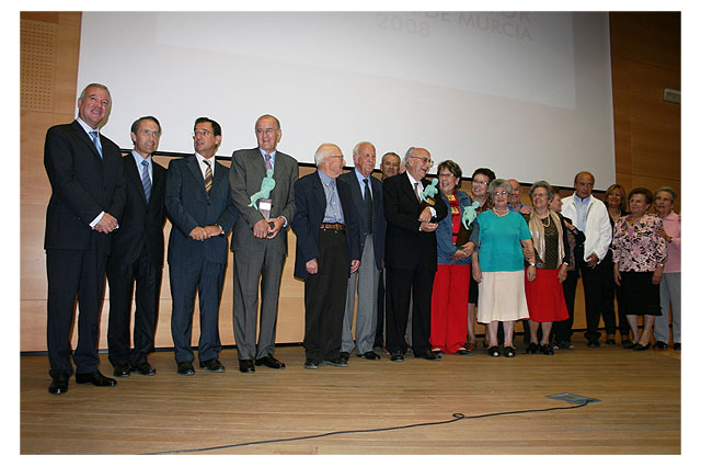 El presidente elogia la figura de Pérez Crespo, galardonado con el premio ‘Mayor del Año’, por su aportación a la historia política de la Región - 2, Foto 2