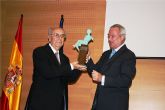 El presidente elogia la figura de Pérez Crespo, galardonado con el premio ‘Mayor del Año’, por su aportación a la historia política de la Región