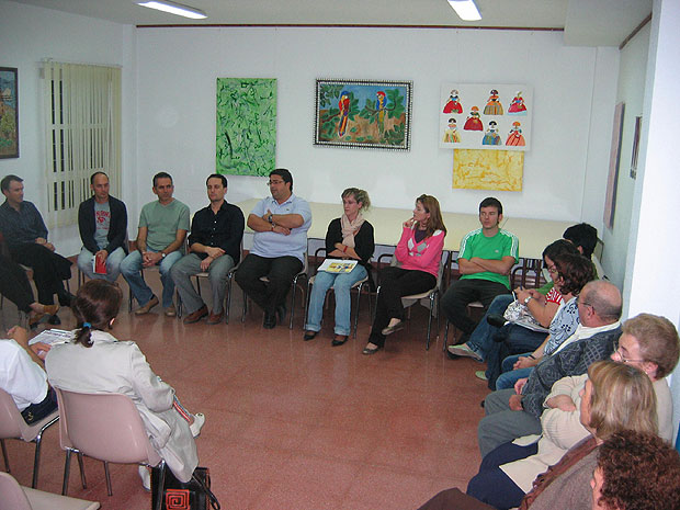 Los familiares de usuarios del Centro Ocupacional “Jose Moyá” y los profesionales de este servicio se reúnen, Foto 1