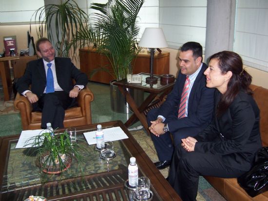 El consejero de Empleo, Formación y Educación y el alcalde de Totana mantienen una reunión de trabajo, Foto 1