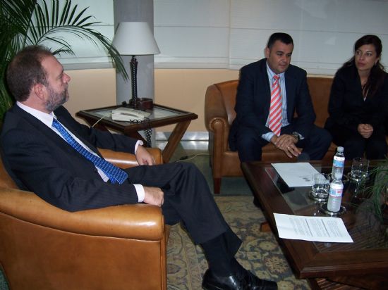 El consejero de Empleo, Formación y Educación y el alcalde de Totana mantienen una reunión de trabajo, Foto 2