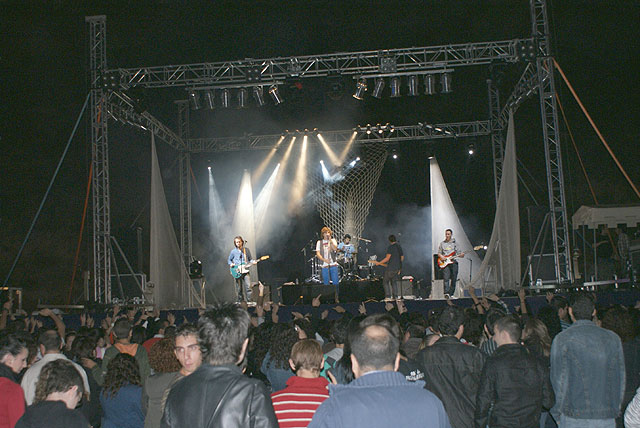 Jóvenes lumbrerenses disfrutaron con la actuación de Melocos en la zona de los chiringuitos - 1, Foto 1