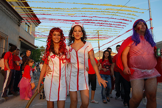 Disfraces, música y mucho color en la Media Legua torreña - 1, Foto 1