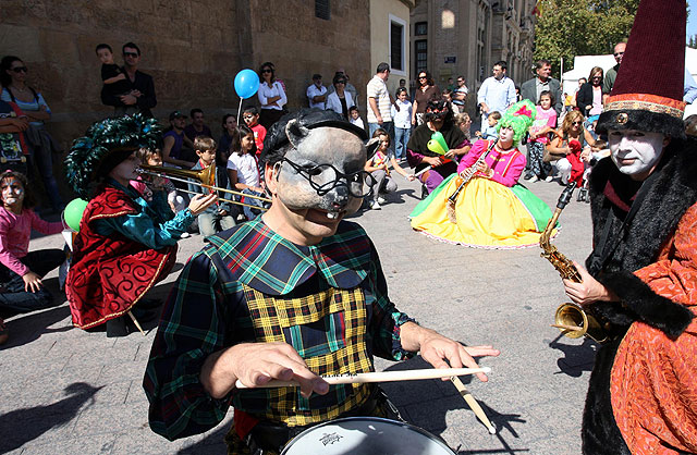 Un pasacalles clausura la XXIII edicin de la Feria Regional del Libro, caracterizada por su vocacin descentralizadora - 1