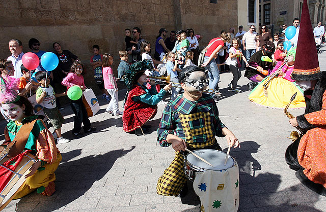 Un pasacalles clausura la XXIII edicin de la Feria Regional del Libro, caracterizada por su vocacin descentralizadora - 3