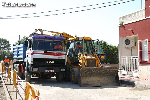 Autoridades locales visitan las obras para la construcción de colectores pluviales y saneamiento en el barrio Tirol-Camilleri, Foto 1