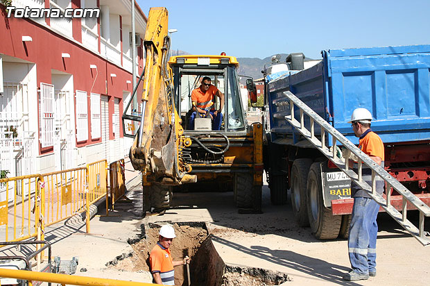 Autoridades locales visitan las obras para la construcción de colectores pluviales y saneamiento en el barrio Tirol-Camilleri, Foto 2