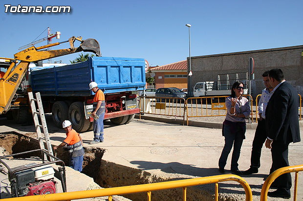 Autoridades locales visitan las obras para la construcción de colectores pluviales y saneamiento en el barrio Tirol-Camilleri, Foto 3