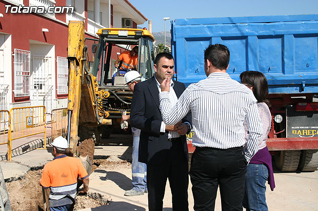 Autoridades locales visitan las obras para la construcción de colectores pluviales y saneamiento en el barrio Tirol-Camilleri, Foto 4