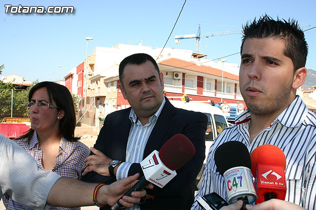 Autoridades locales visitan las obras para la construcción de colectores pluviales y saneamiento en el barrio Tirol-Camilleri, Foto 5