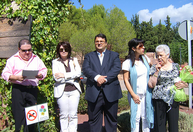 Autoridades locales asisten a la eucaristía y al homenaje en memoria de los fallecidos de la Asociación de Familiares y Enfermos de Alzheimer “La Carrasca de La Santa”, Foto 1