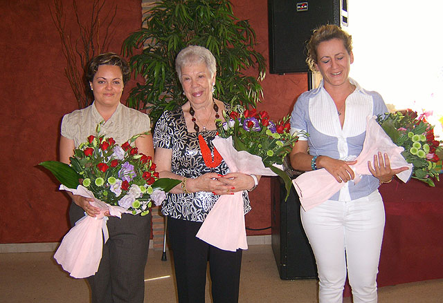 Autoridades locales asisten a la eucaristía y al homenaje en memoria de los fallecidos de la Asociación de Familiares y Enfermos de Alzheimer “La Carrasca de La Santa”, Foto 2