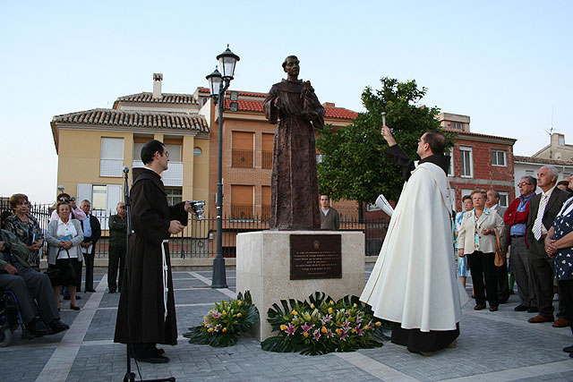 Cehegín rinde homenaje a la orden franciscana con una escultura en bronce - 1, Foto 1