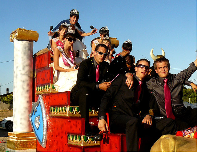 El desfile de carrozas puso el toque de humor y color a las fiestas de El Mirador que se despiden hoy - 1, Foto 1