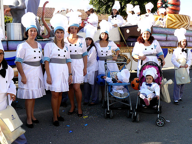 El desfile de carrozas puso el toque de humor y color a las fiestas de El Mirador que se despiden hoy - 2, Foto 2