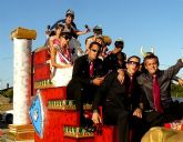 El desfile de carrozas puso el toque de humor y color a las fiestas de El Mirador que se despiden hoy