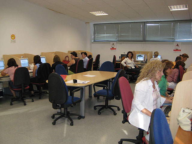 Inaugurado el curso de informática Procesador de textos Word y hoja de calculo Excel”, Foto 1