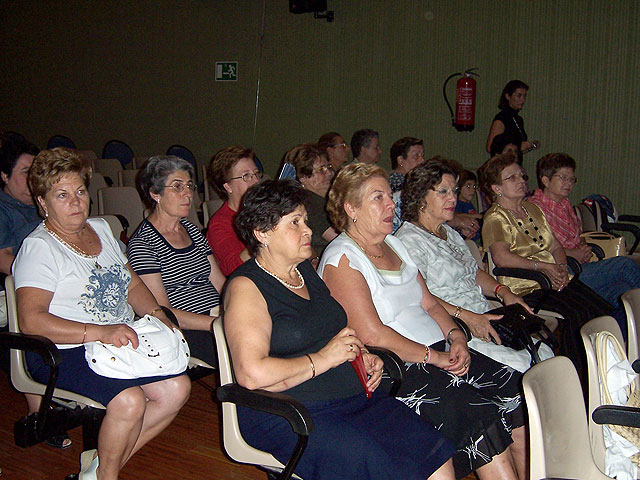 Se organizan cursos y seminarios destinados a mujeres sobre la coeducación, autoestima, informática y la igualdad de oportunidades, Foto 1