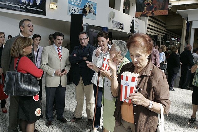 Más de 150 mayores asisten en Lorca a la sesión inaugural del ciclo “Mayores de Cine” - 1, Foto 1
