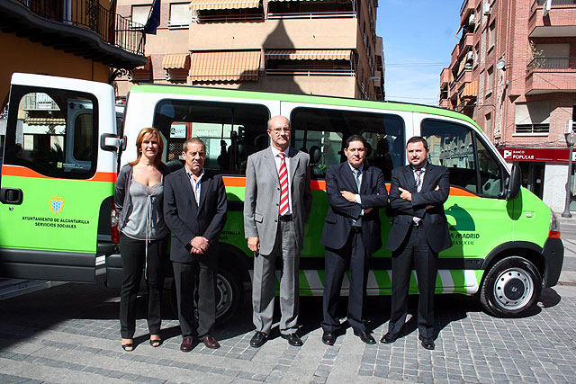 Presentación de una ambulancia para los usuarios del nuevo Centro de Estancias Diurnas “Pedro Hernández Caballero” - 1, Foto 1