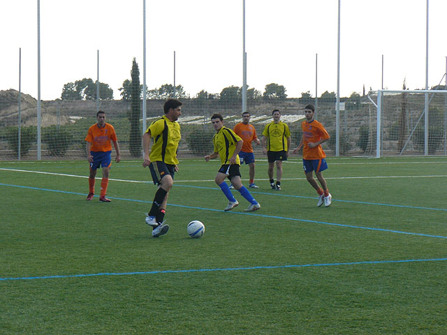 El equipo “Diseños Javi” se coloca como líder de la liga de fútbol aficionado Juega limpio, Foto 1